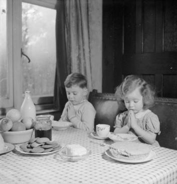 luxembourgers_in_england-_evacuees_in_surrey2c_1942_d11103